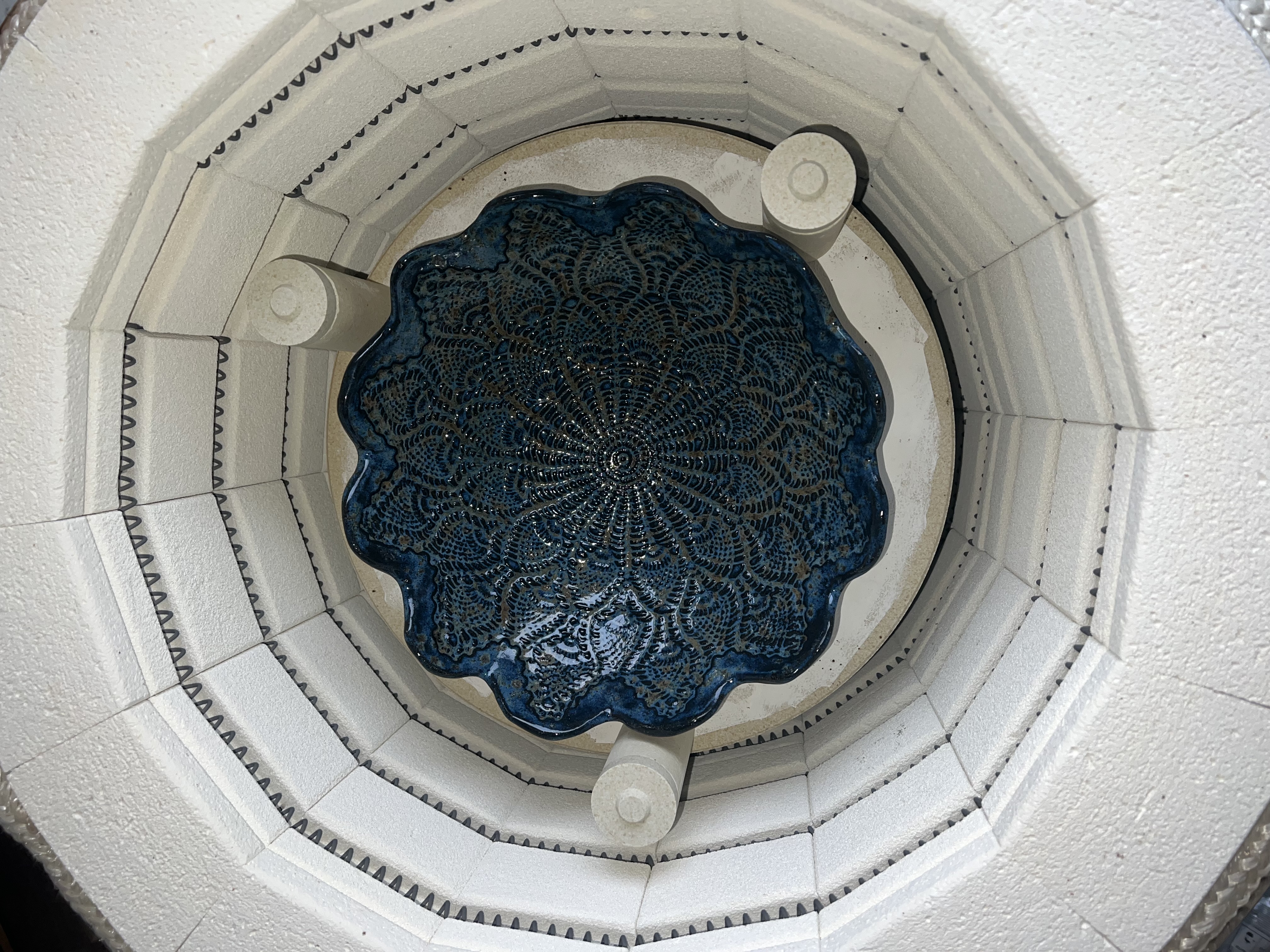 Lace Bowl met blauw glazuur in de oven